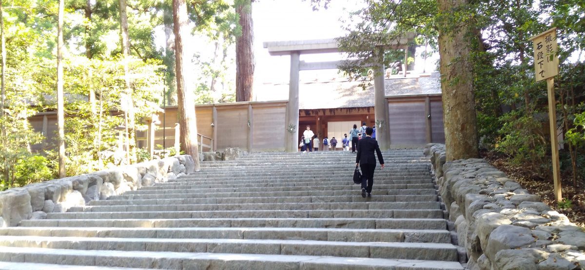 伊勢神宮｜内宮_本宮社殿前階段